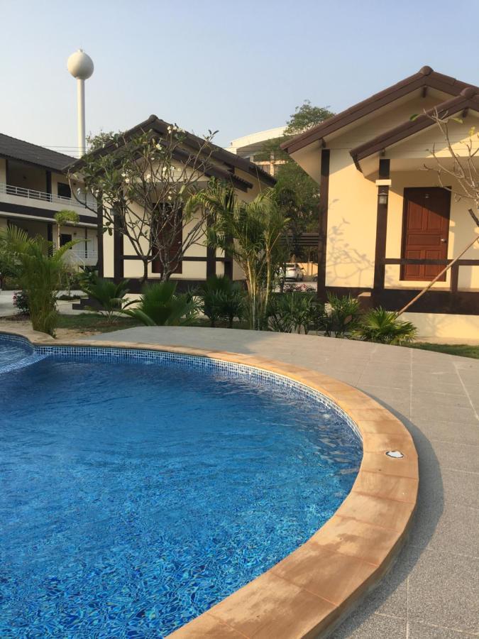 Sunray Guesthouse สุนันท์บ้านพักริมคลอง Uthai Thani Exterior foto