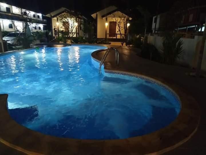 Sunray Guesthouse สุนันท์บ้านพักริมคลอง Uthai Thani Exterior foto